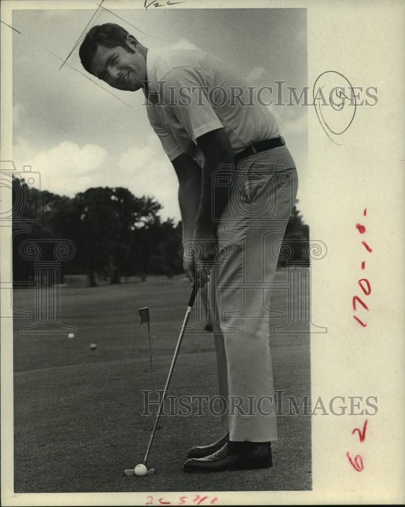 1970 Press Photo Professional golfer Greg Hughes putts on the practice green.- Historic Images