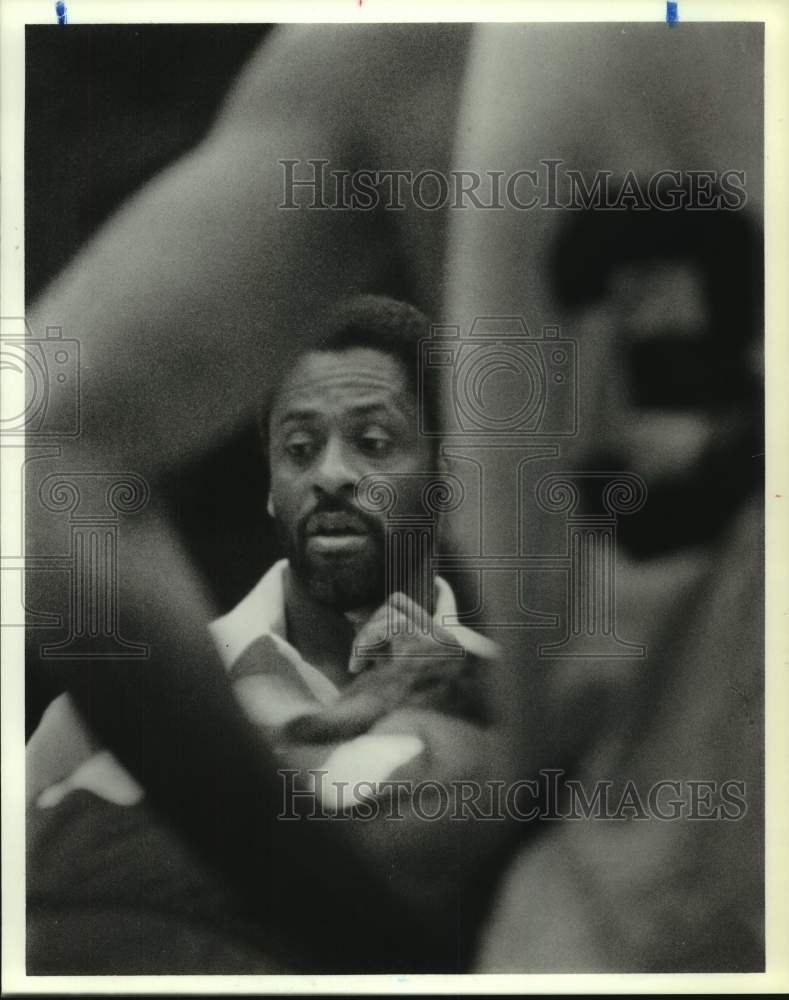 1989 Press Photo Houston Rockets&#39; coach Don Chaney discusses strategy with team.- Historic Images