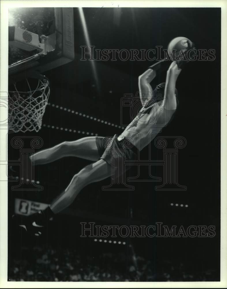 1994 Press Photo Houston Rockets&#39; mascot Turbo soars for a slam dunk.- Historic Images