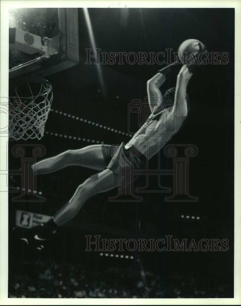 1994 Press Photo Houston Rockets' mascot Turbo soars for a slam dunk.- Historic Images