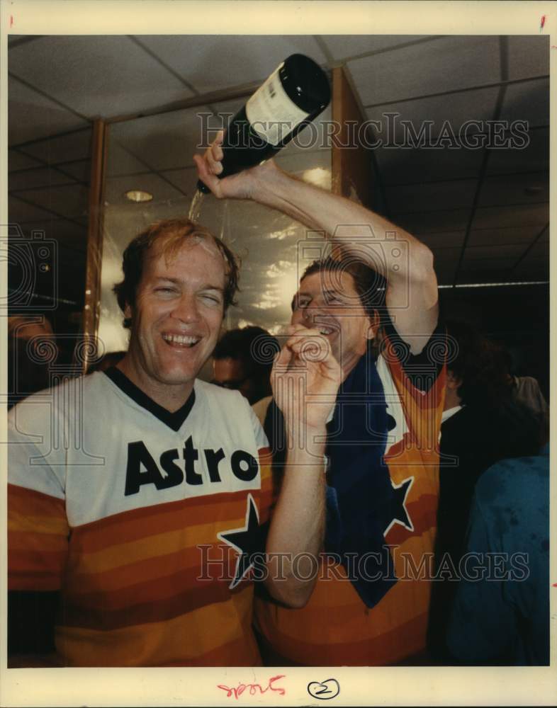 1987 Press Photo Houston Astros Manager Hal Lanier pours champagne on Mike Scott- Historic Images