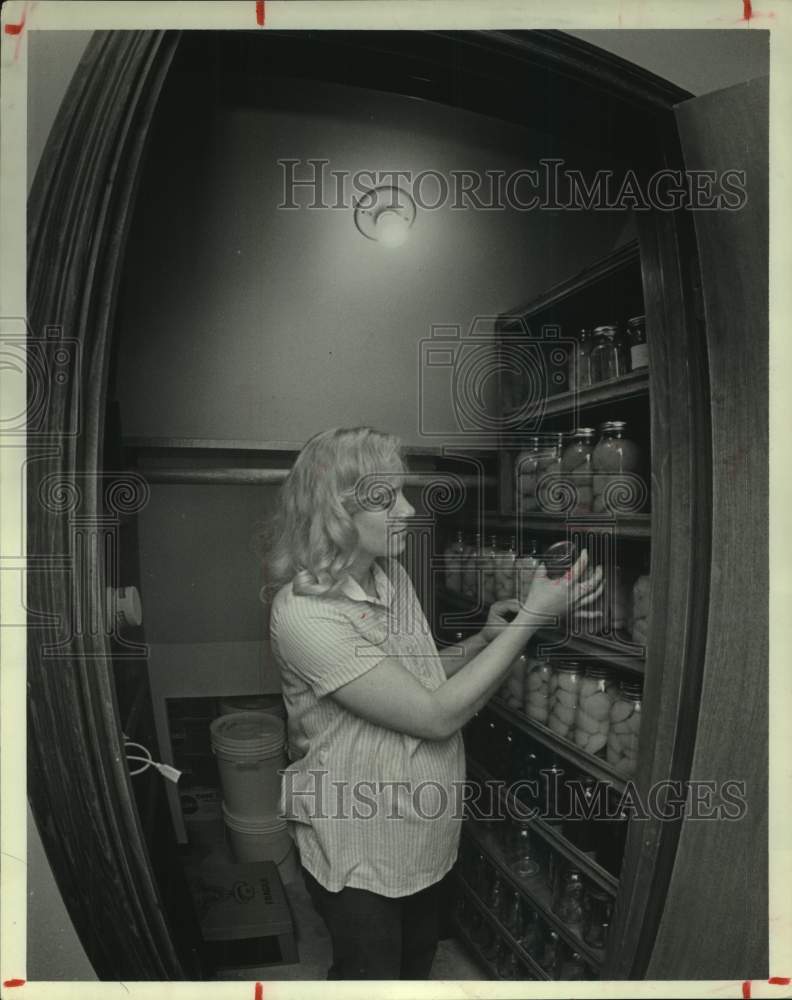 1981 Press Photo Football player Gifford Nielsen's wife Wendy gets jar in pantry- Historic Images