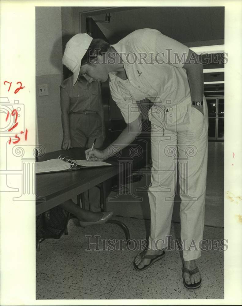 1982 Press Photo Oilers' quarterback Gifford Nielsen signs-in at strike meeting.- Historic Images