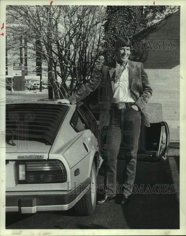 1983 Press Photo Oilers' quarterback Gifford Nielsen sports leather jacket.- Historic Images