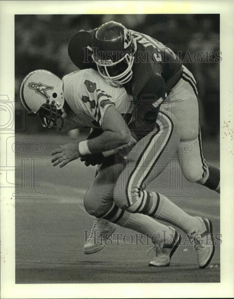 1983 Press Photo Oilers&#39; quarterback Gifford Nielsen sacked by Chiefs&#39; Jackson- Historic Images