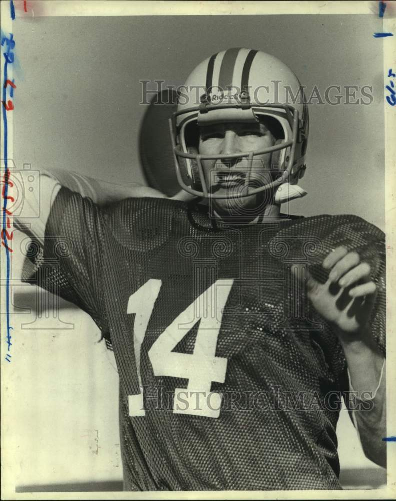 1981 Press Photo Houston Oilers&#39; backup quarterback Gifford Nielsen loosens arm.- Historic Images