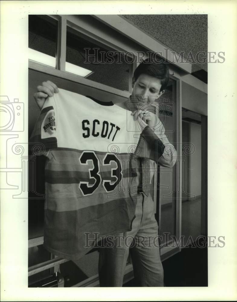 1987 Press Photo Sportscaster Gifford Nielsen displays Astros jersey for auction- Historic Images