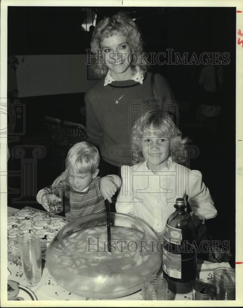 1983 Press Photo Gifford Nielsen&#39;s wife and family visit Ronald McDonald house.- Historic Images