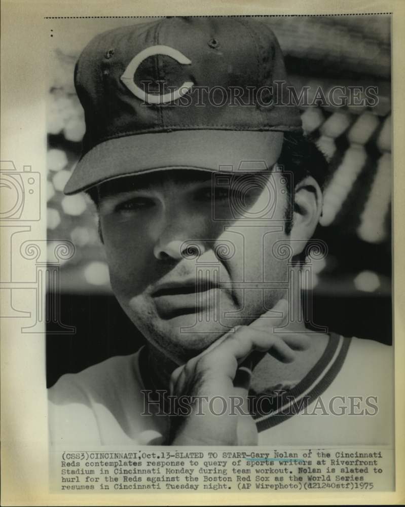 1975 Press Photo Cincinnati Reds pitcher Gary Nolan answers reporter's questions- Historic Images