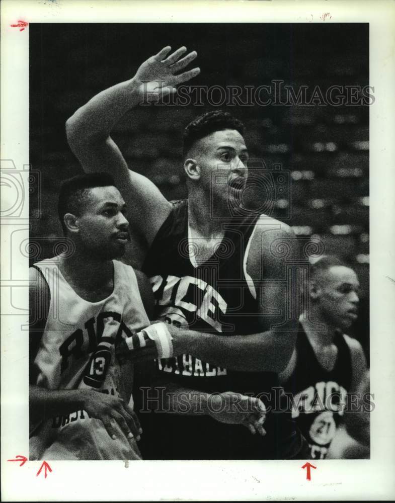 1992 Press Photo Rice&#39;s Brent Scott works Sam Campbell at The Summit practice.- Historic Images