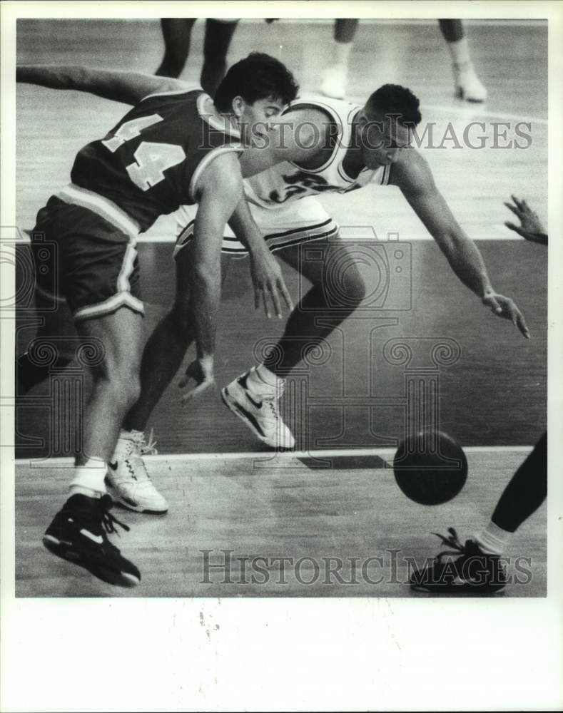 1992 Press Photo Texas A&amp;I&#39;s Jason Lee and Rice&#39;s Brent Scott for for loose ball- Historic Images