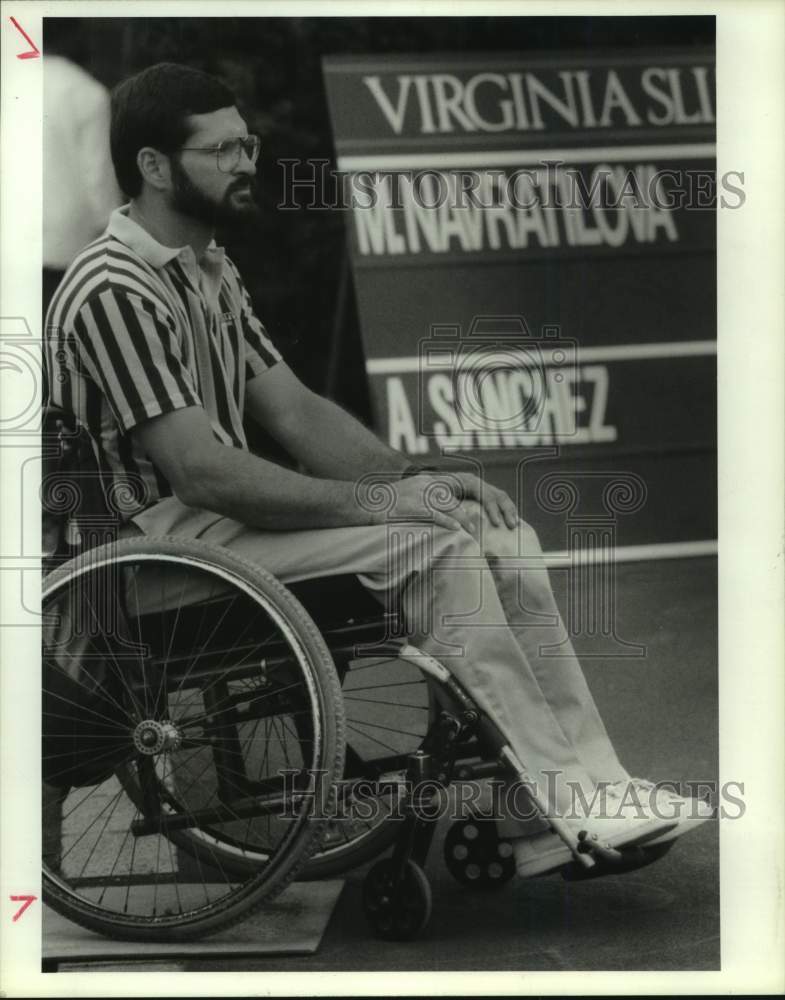 1988 Press Photo Tennis umpire Bruce Scott watches match from his wheelchair- Historic Images