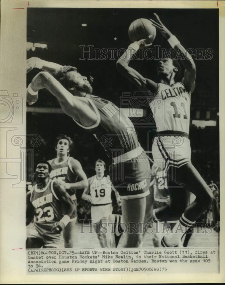 1975 Press Photo Celtics&#39; Charlie Scott shoots over Rockets&#39; Mike Newlin.- Historic Images