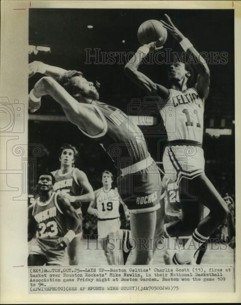 1975 Press Photo Celtics' Charlie Scott shoots over Rockets' Mike Newlin.- Historic Images