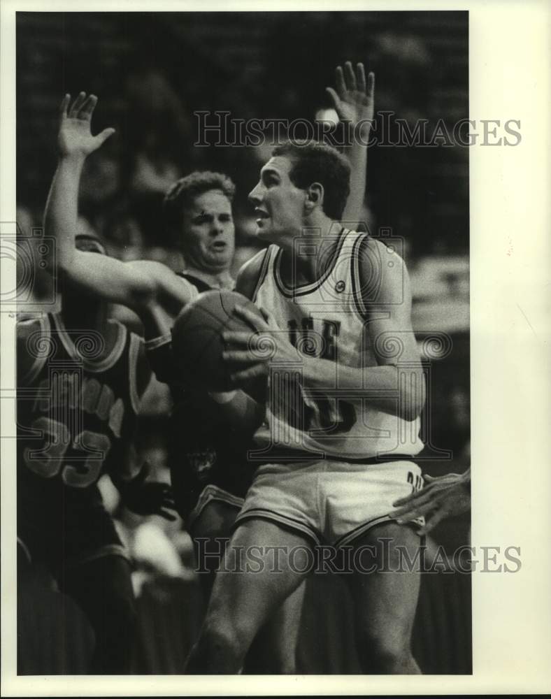 1989 Press Photo Rice University's Chip Scott shoots on Nevada's Chris Rupp.- Historic Images