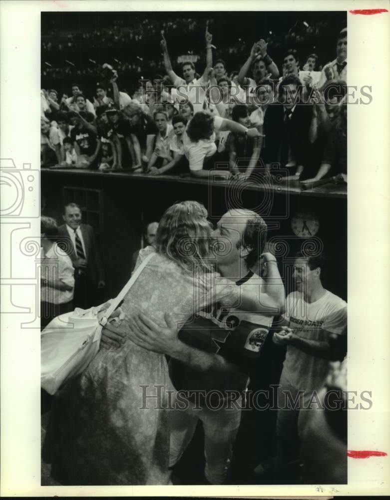 1986 Press Photo Astros&#39; pitcher Mike Scott hugs wive Vicki after no-hitter.- Historic Images