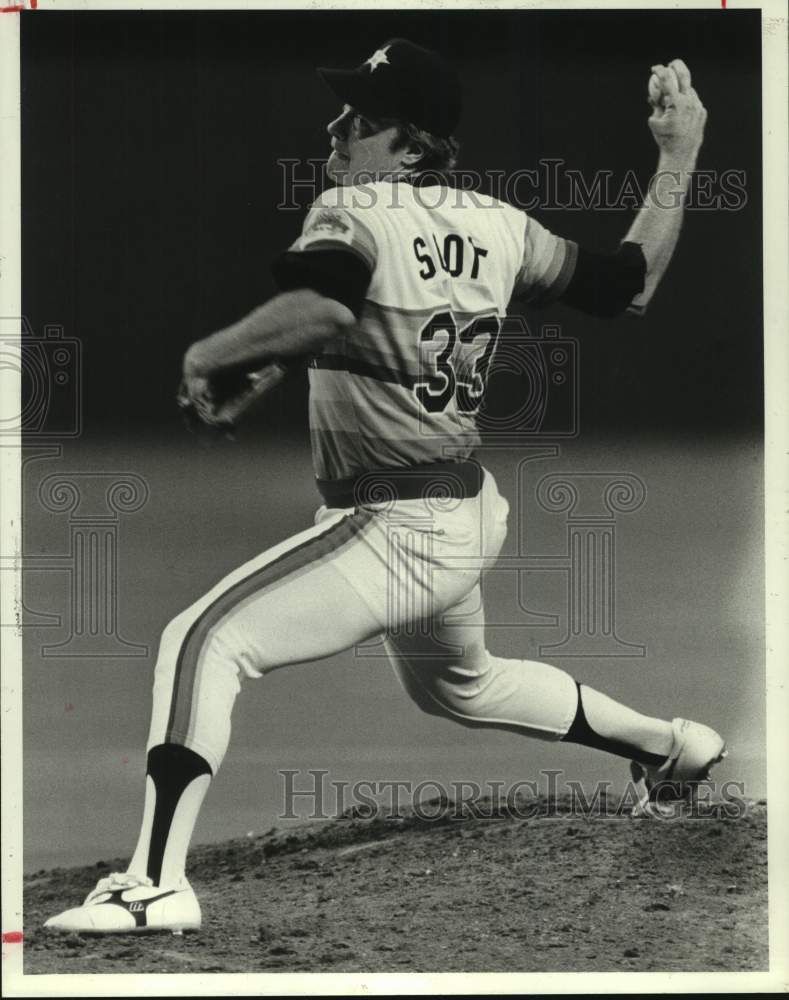 1986 Press Photo Astros&#39; pitcher Mike Scott fires a pitch towards Cubs batter.- Historic Images