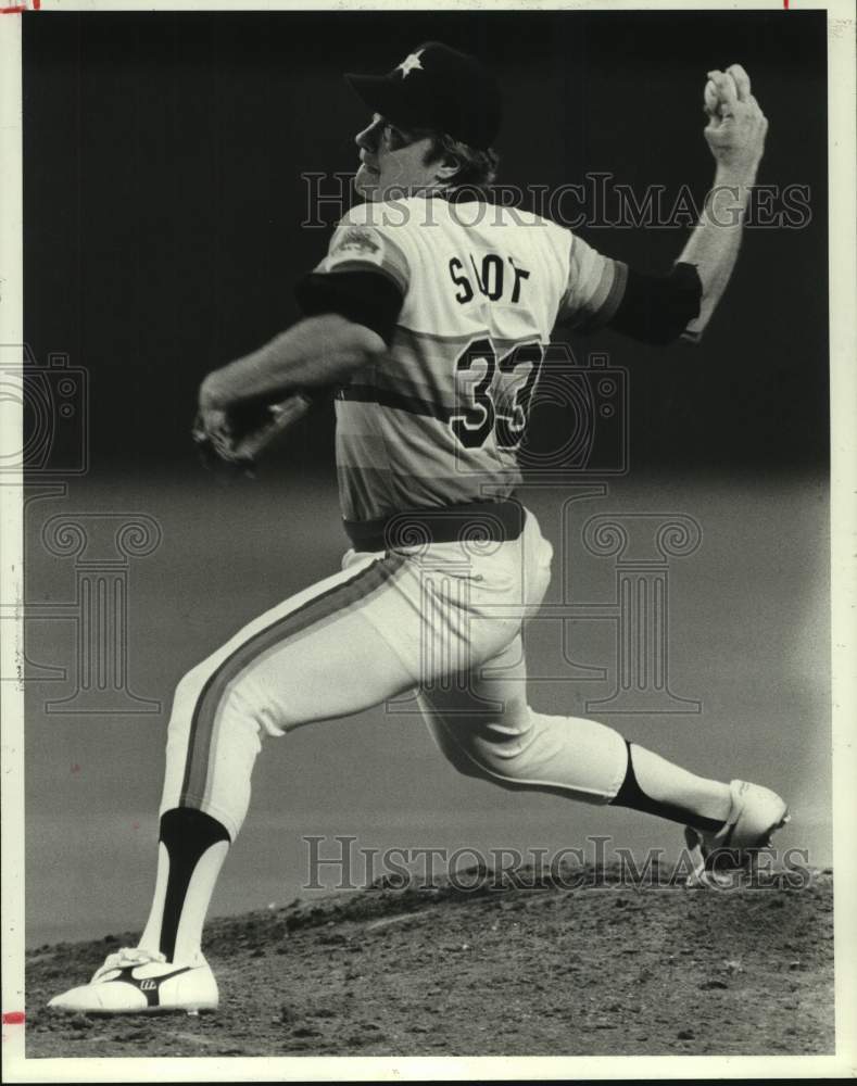 1986 Press Photo Astros' pitcher Mike Scott fires a pitch towards Cubs batter.- Historic Images