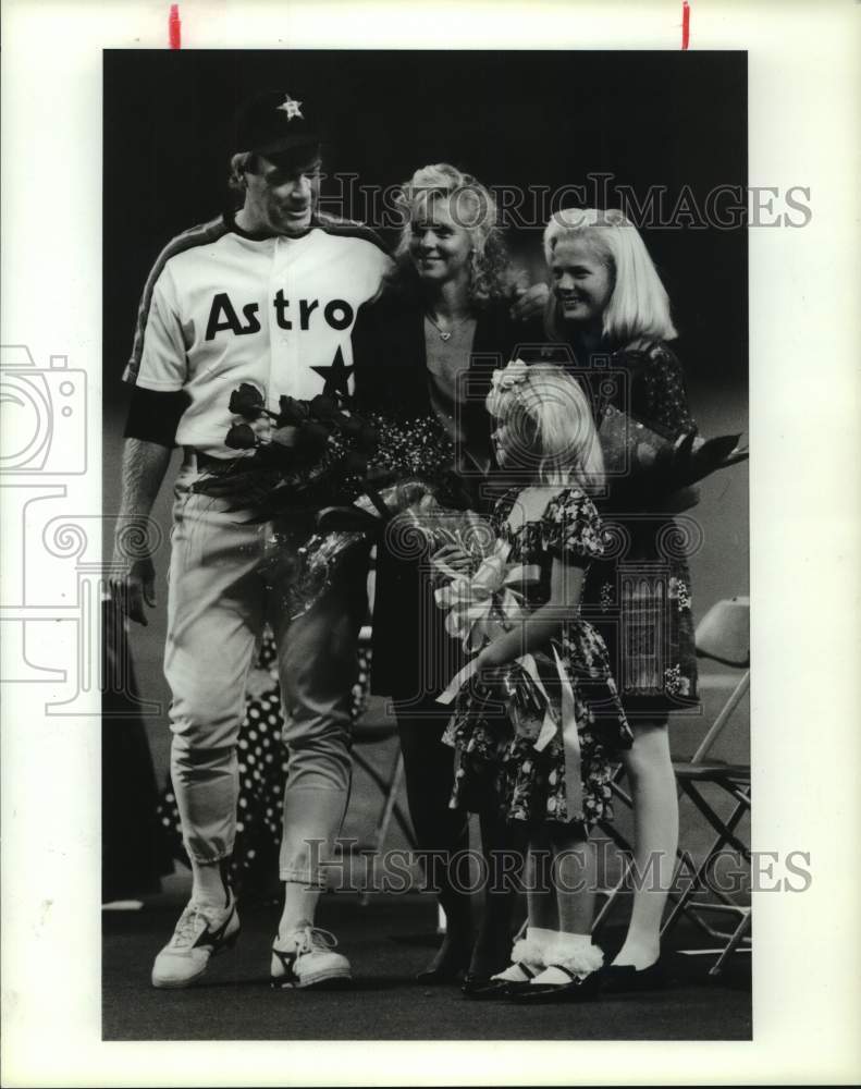 1991 Press Photo Astros&#39; Mike Scott and family during ceremony at Astrodome.- Historic Images