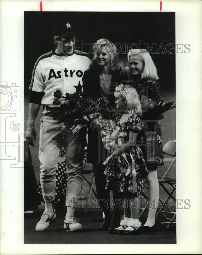 1991 Press Photo Astros' Mike Scott and family during ceremony at Astrodome.- Historic Images