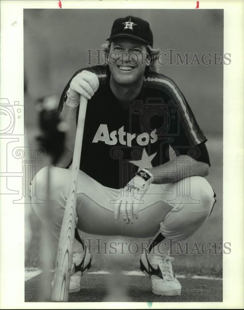 1991 Press Photo Astros' Mike Scott has a laugh waiting to take batting practice- Historic Images