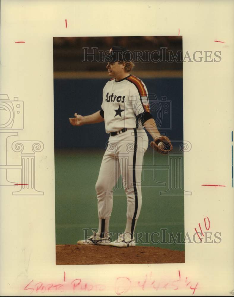 1990 Press Photo Astros&#39; pitcher Mike Scott reacts to being called for a balk.- Historic Images