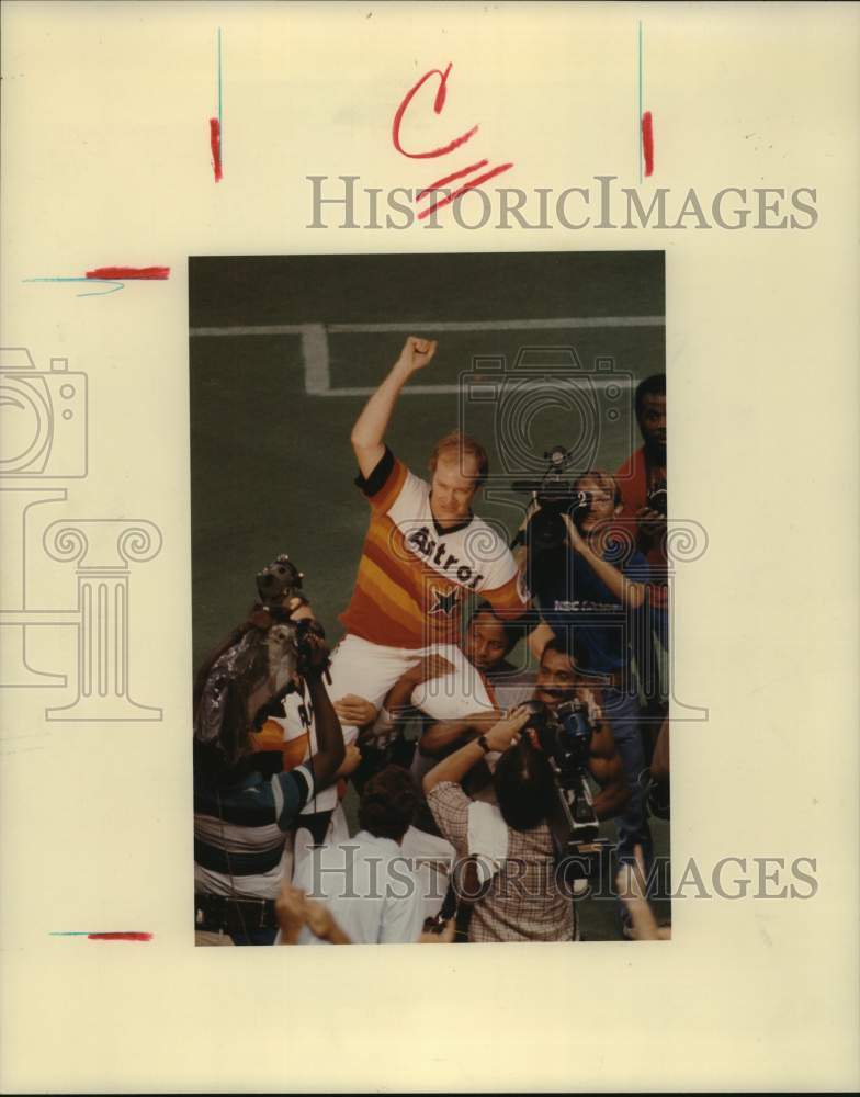 1986 Press Photo Teammates carry Astros' pitcher Mike Scott off field.- Historic Images