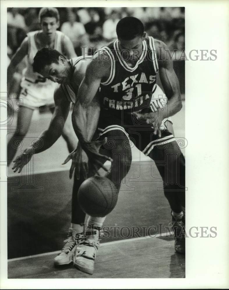 1990 Press Photo TCU&#39;s Craig Sibley and Rice&#39;s Scott Tynes battle for loose ball- Historic Images