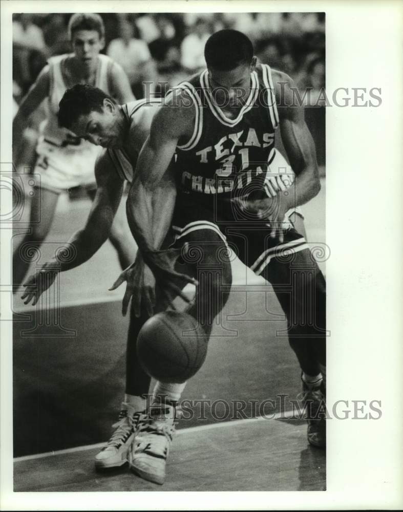 1990 Press Photo TCU's Craig Sibley and Rice's Scott Tynes battle for loose ball- Historic Images