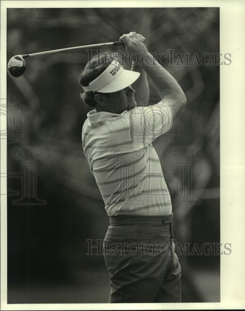 1986 Press Photo Pro golfer John Shackelford watches his shot closely.- Historic Images