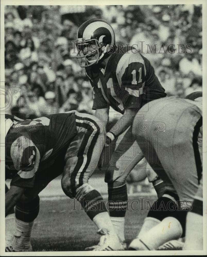 1978 Press Photo Los Angeles Rams quarterback Pat Haden ready to take the snap.- Historic Images