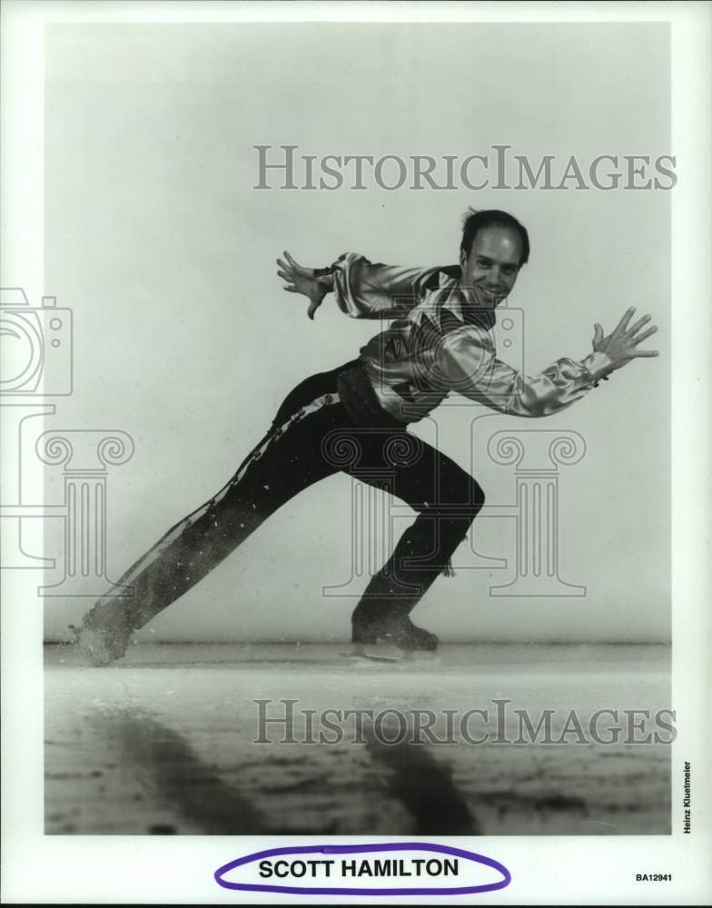 1995 Press Photo Figure skater Scott Hamilton comes to a stop on the ice.- Historic Images