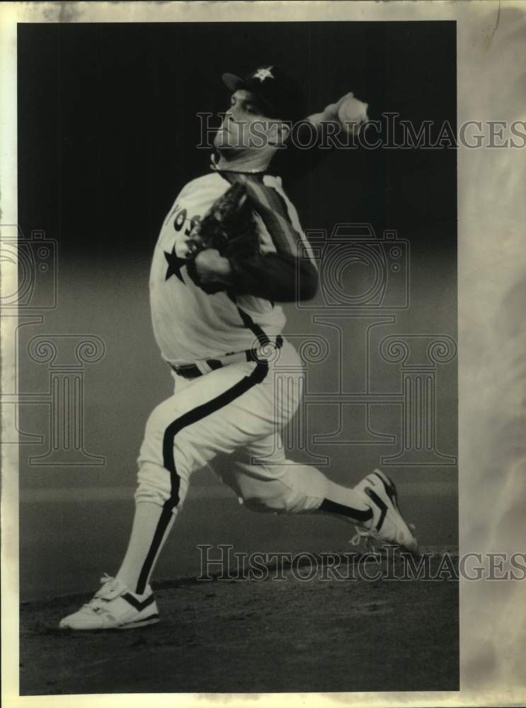 1992 Press Photo Astros' pitcher Pete Harnish prepares to deliver a pitch.- Historic Images