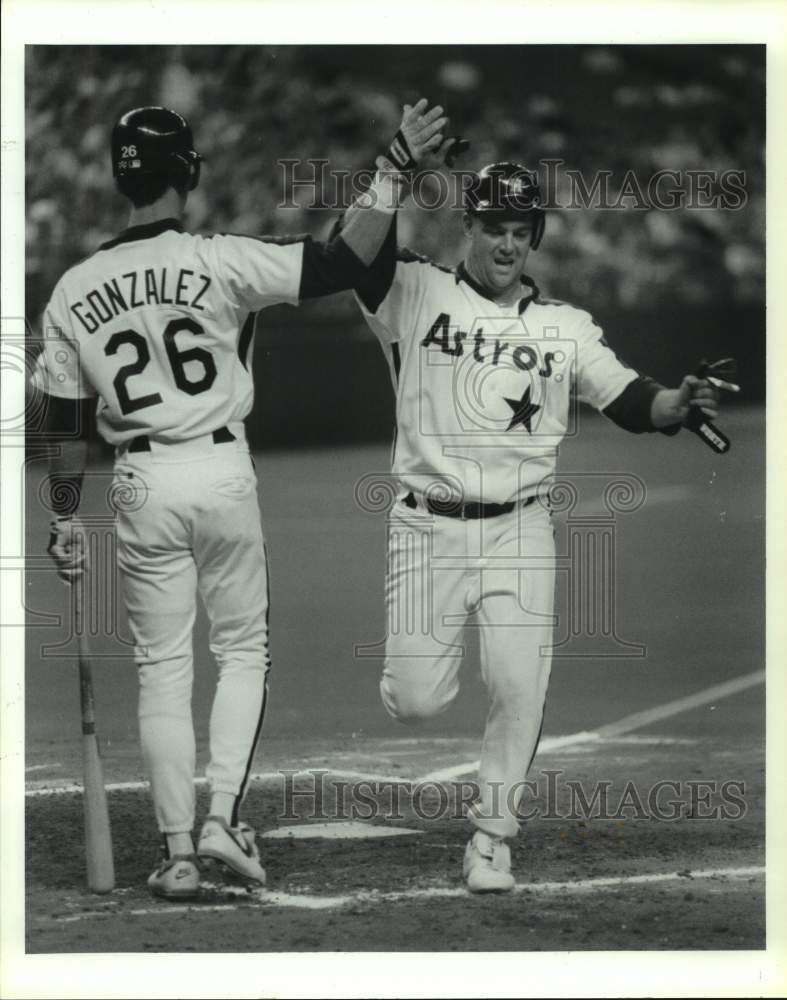 1992 Press Photo Astros pitcher Pete Harnisch greeted at plate by Luis Gonzalez- Historic Images