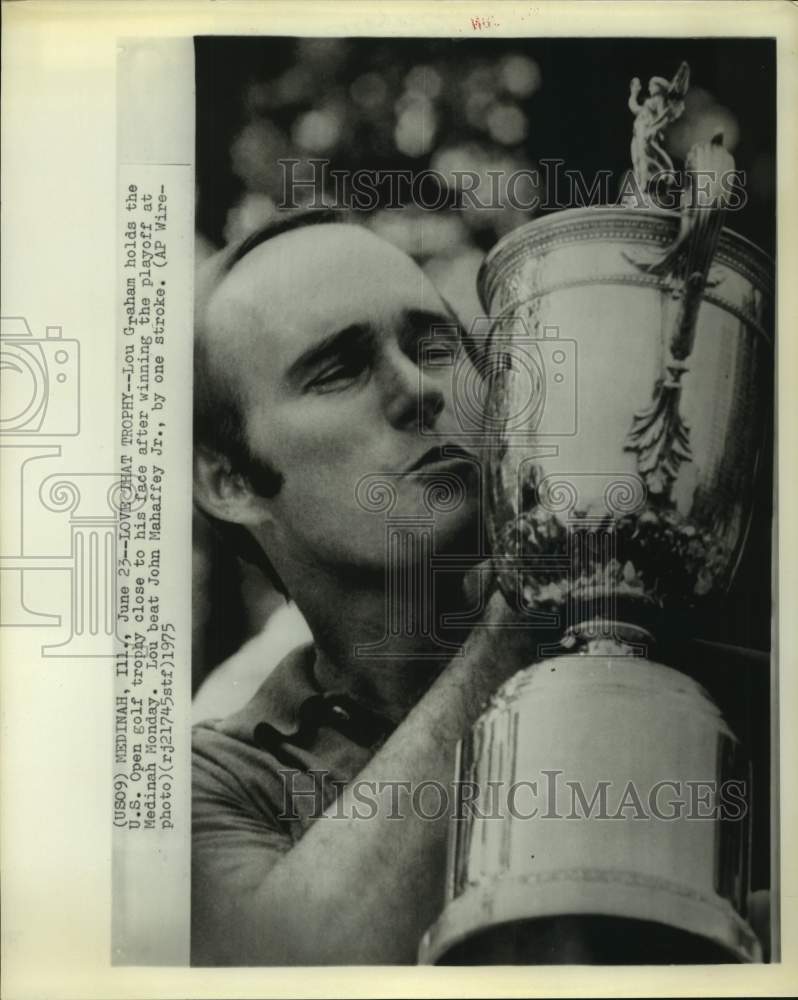 1975 Press Photo Pro golfer Lou Graham hugs U.S. Open trophy after playoff win.- Historic Images