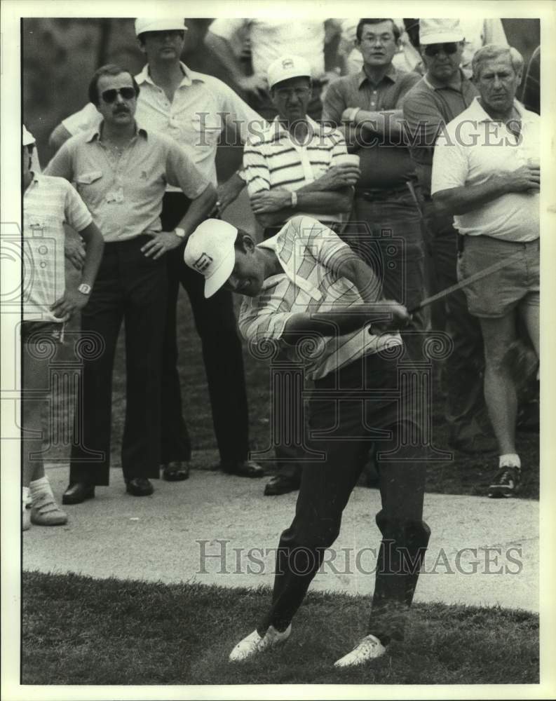 1984 Press Photo Pro golfer Lou Graham chips from rough on his way to a boggie.- Historic Images