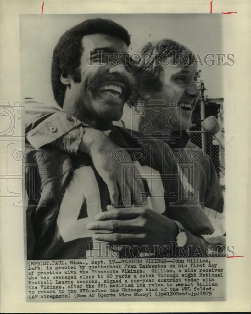 1975 Press Photo Vikings quarterback Fran Tarkenton welcomes John Gilliam back.- Historic Images