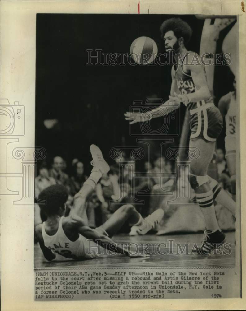 1974 Press Photo Nets&#39; Mike Gale falls as Colonels&#39; Artis Gilmore grabs rebound.- Historic Images