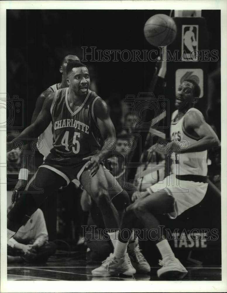 1990 Press Photo Rockets&#39; Sleepy Floyd and Hornets&#39; Armon Gilliam react to ball.- Historic Images