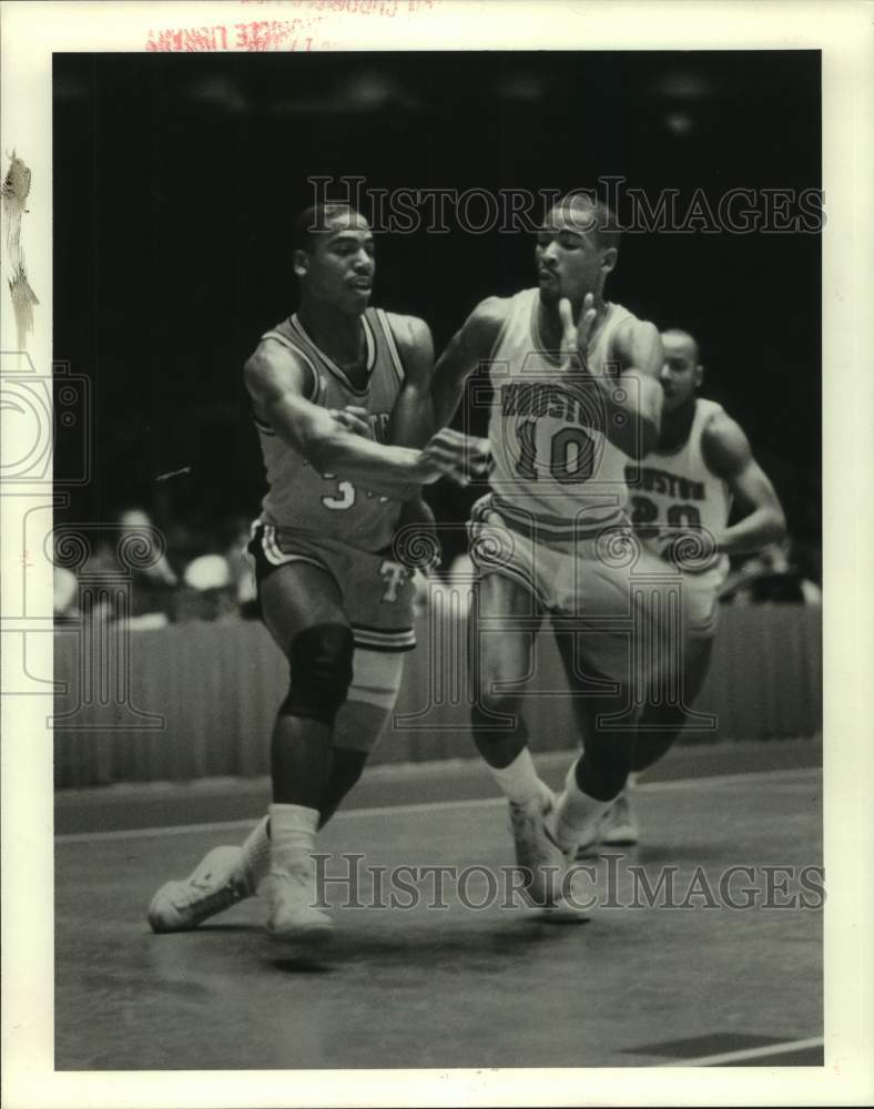1984 Press Photo Texas Techs&#39; Benford and Houston&#39;s Giles chase after loose ball- Historic Images
