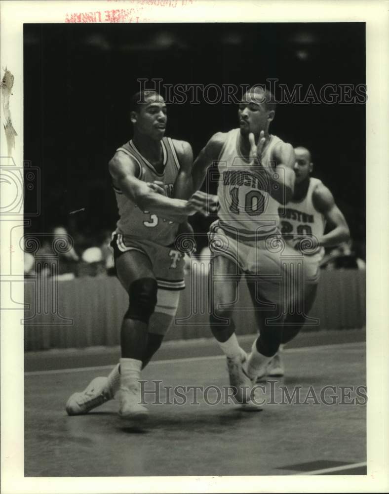 1984 Press Photo Texas Techs' Benford and Houston's Giles chase after loose ball- Historic Images