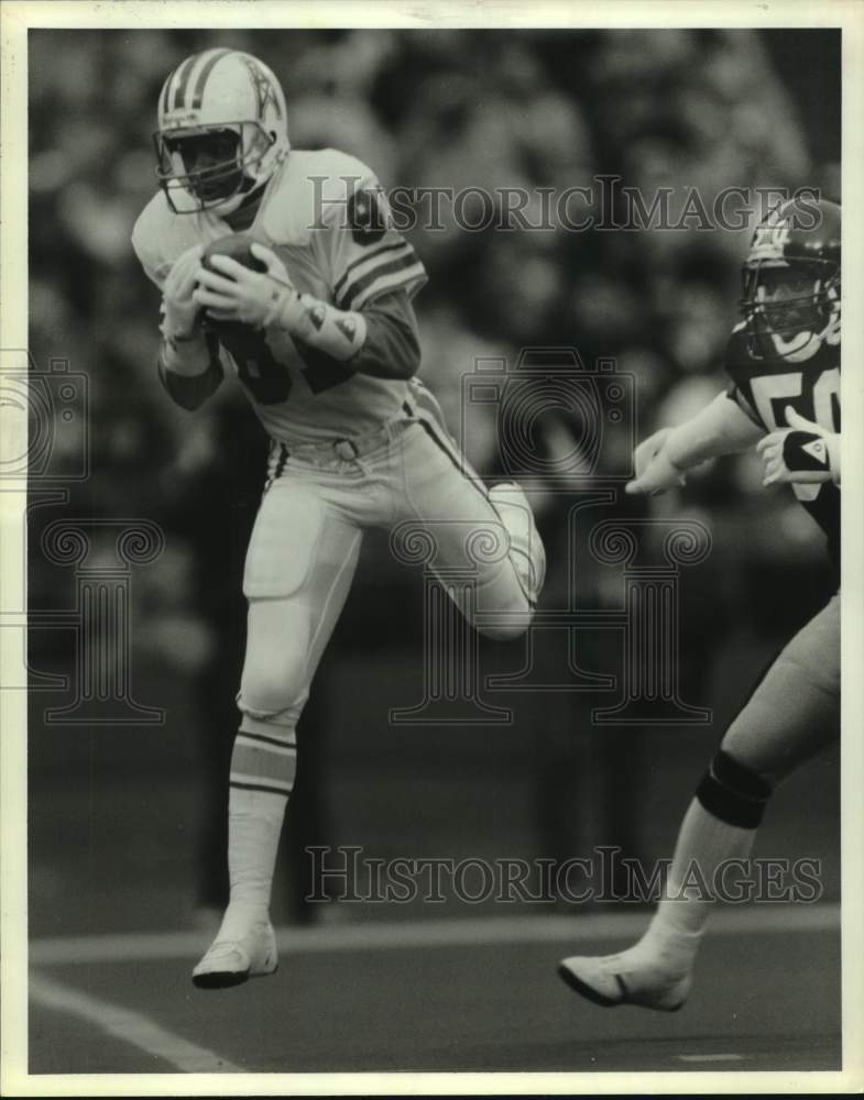 1986 Press Photo Oilers' Ernest Givins nabs pass ahead of Steelers' David Little- Historic Images