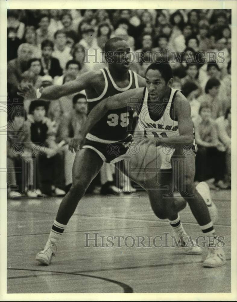 1983 Press Photo San Jacinto College's Nolan Gibson drives past Linwood Davis.- Historic Images