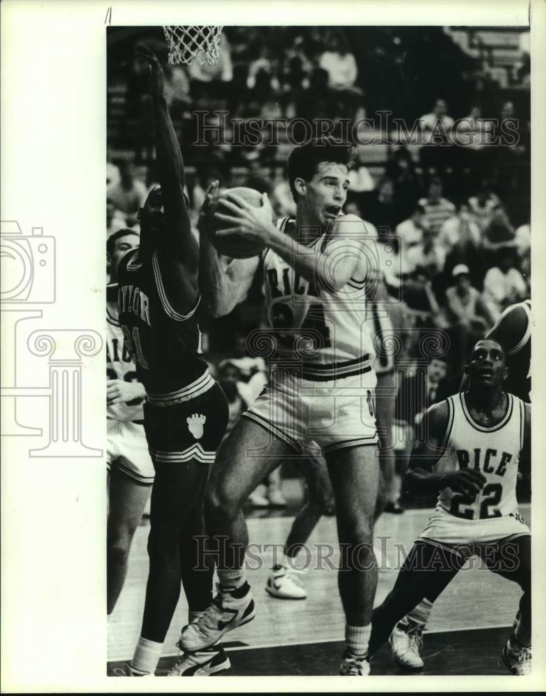 1988 Press Photo Rice&#39;s Mike Girardi grabs rebound from Baylor&#39;s Frank Williams.- Historic Images