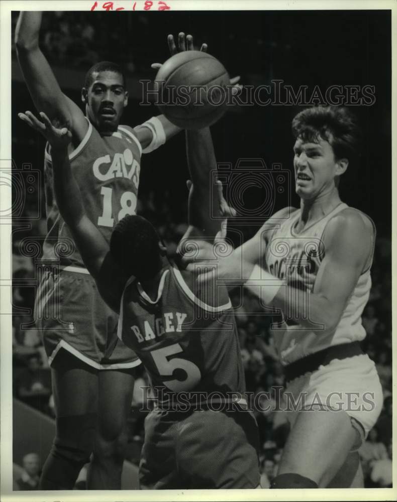 1986 Press Photo Cavaliers' John Bagley, John Williams and Rockets Jim Peterson- Historic Images
