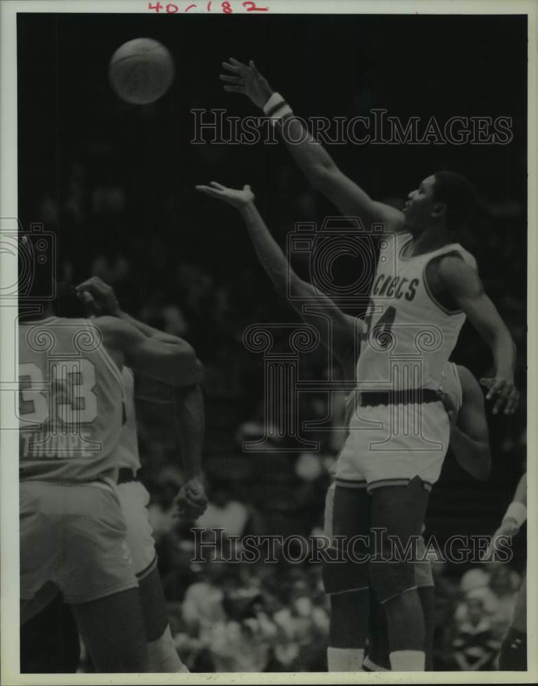 1986 Press Photo Houston Rockets' Akeem Olajuwon shoots for two points.- Historic Images