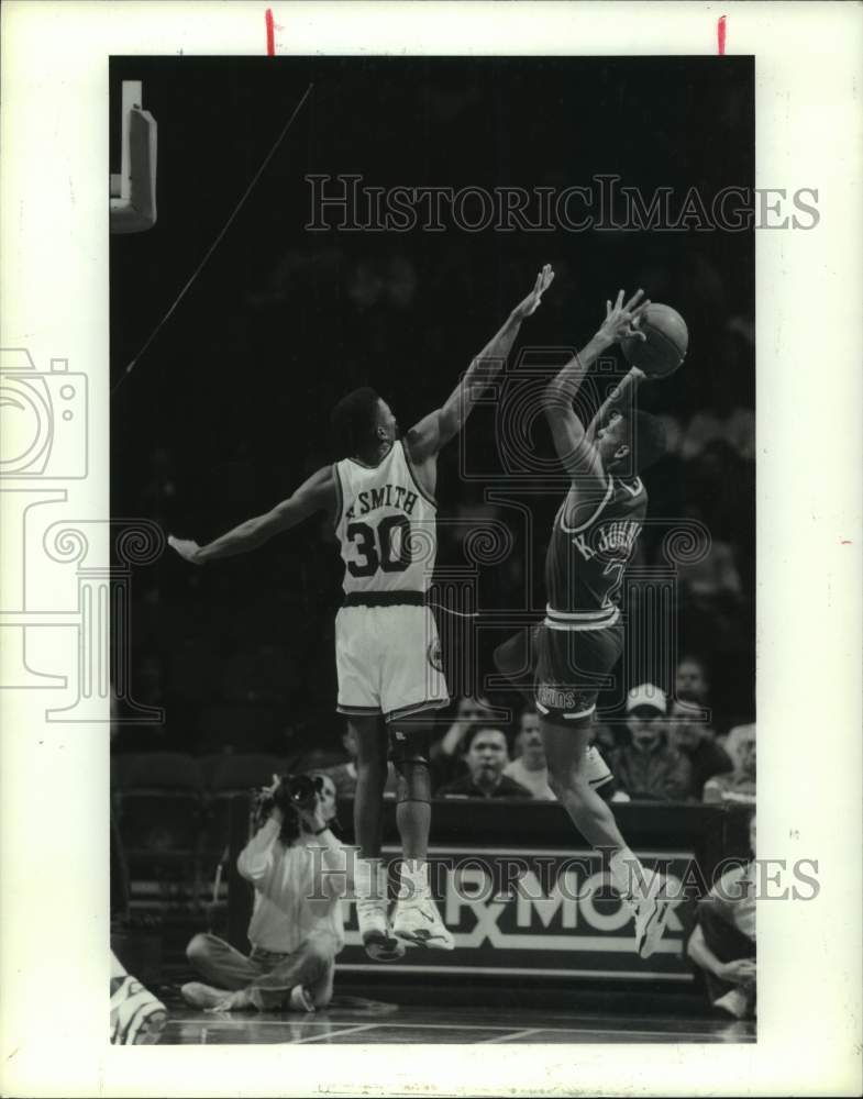 1991 Press Photo Rockets&#39; Kenny Smith defends Suns&#39; Kevin Johnson shot.- Historic Images