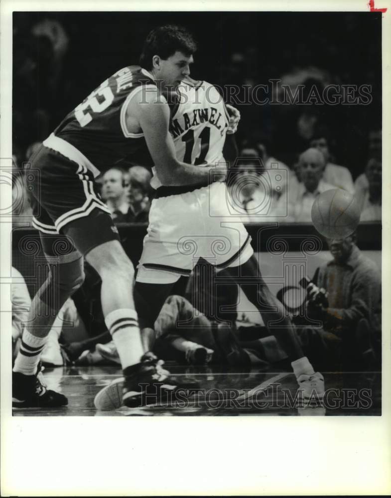 1990 Press Photo Celtics&#39; Kevin McHale grabs Rockets&#39; Vernon Maxwell.- Historic Images