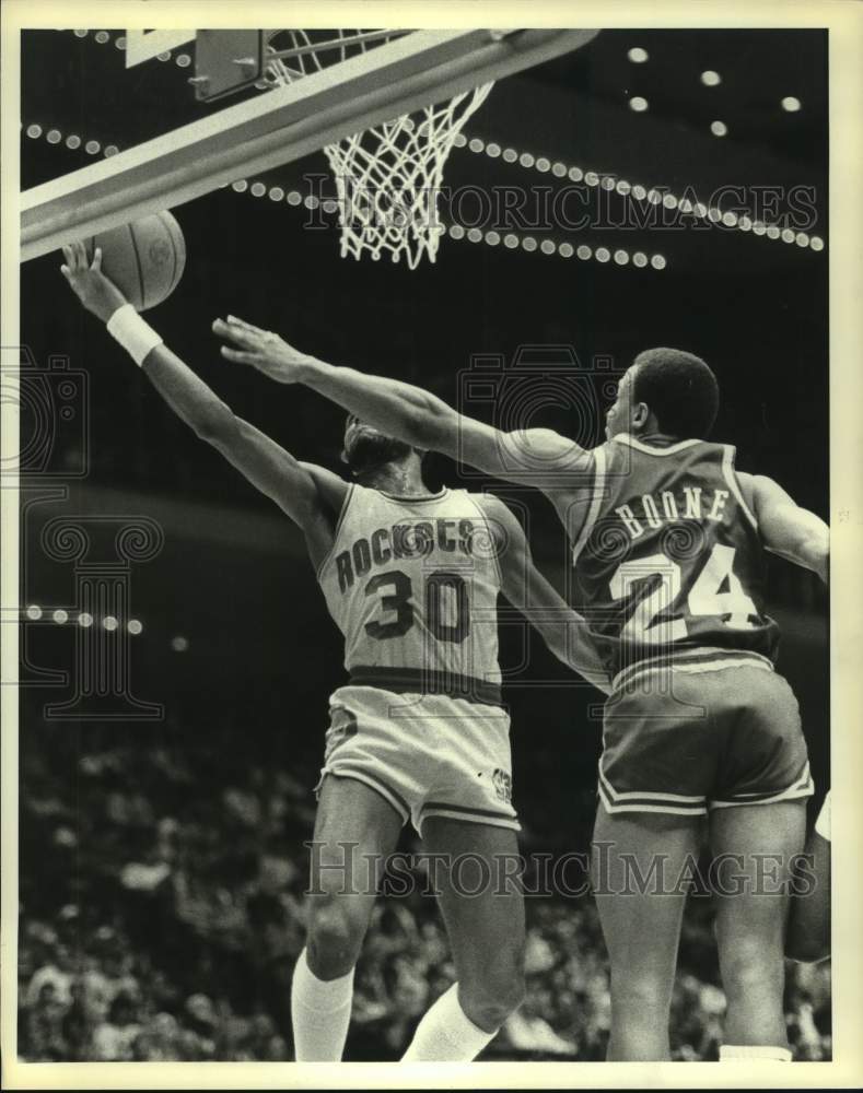 1990 Press Photo Rockets&#39; Kenny Smith shoots lay-up around Boone. - hcs11750- Historic Images