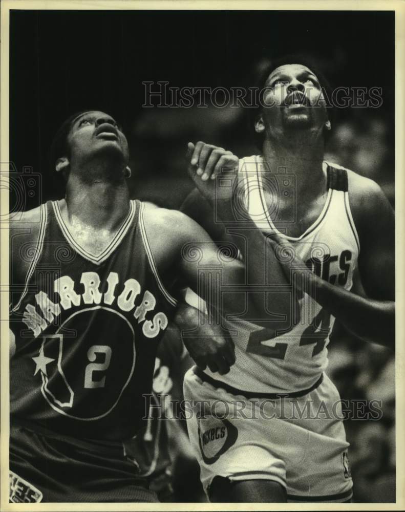 1990 Press Photo Houston Rocket and Golden State Warrior watch basketball.- Historic Images